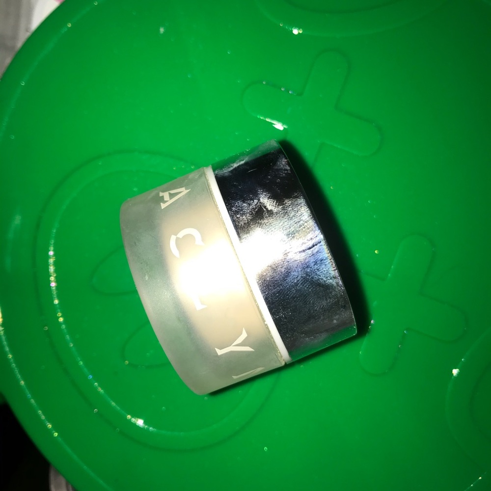 Jaclyn Cosmetics loose highlighter